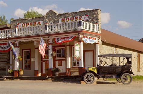   variational melodramas and poignant romance:  《Virginia City》！